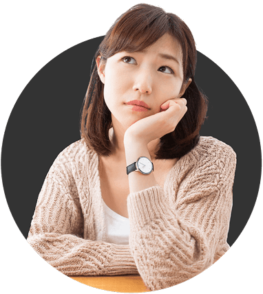 悩んでいる女性の写真